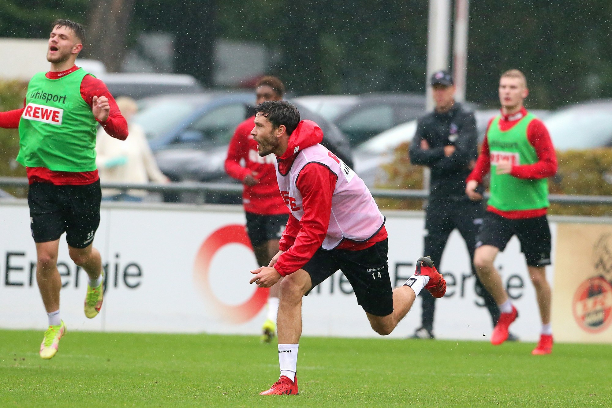 Jonas Hector im Regen im Training, neben ihm läuft Jan Thielmann