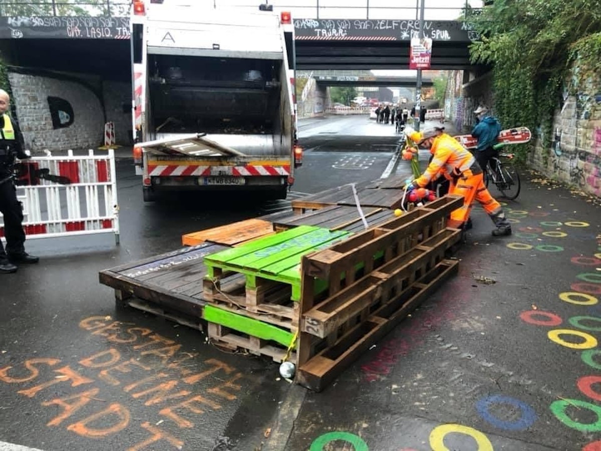 Mitarbeiter der Kölner AWB entfernen Aufbauten am Eifelwall.