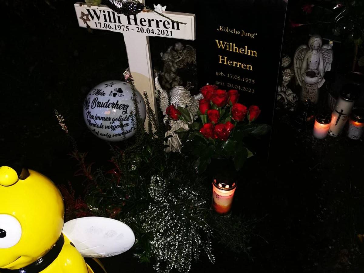 Grabstätte von Willi Herren am Abend des 12.10.2021
