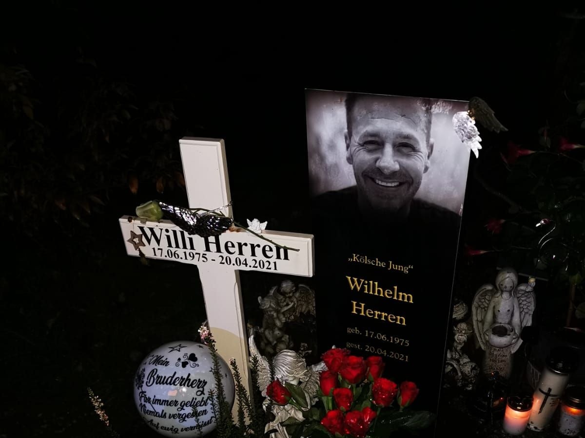 Grabstätte von Willi Herren am Abend  des 12.10.2021