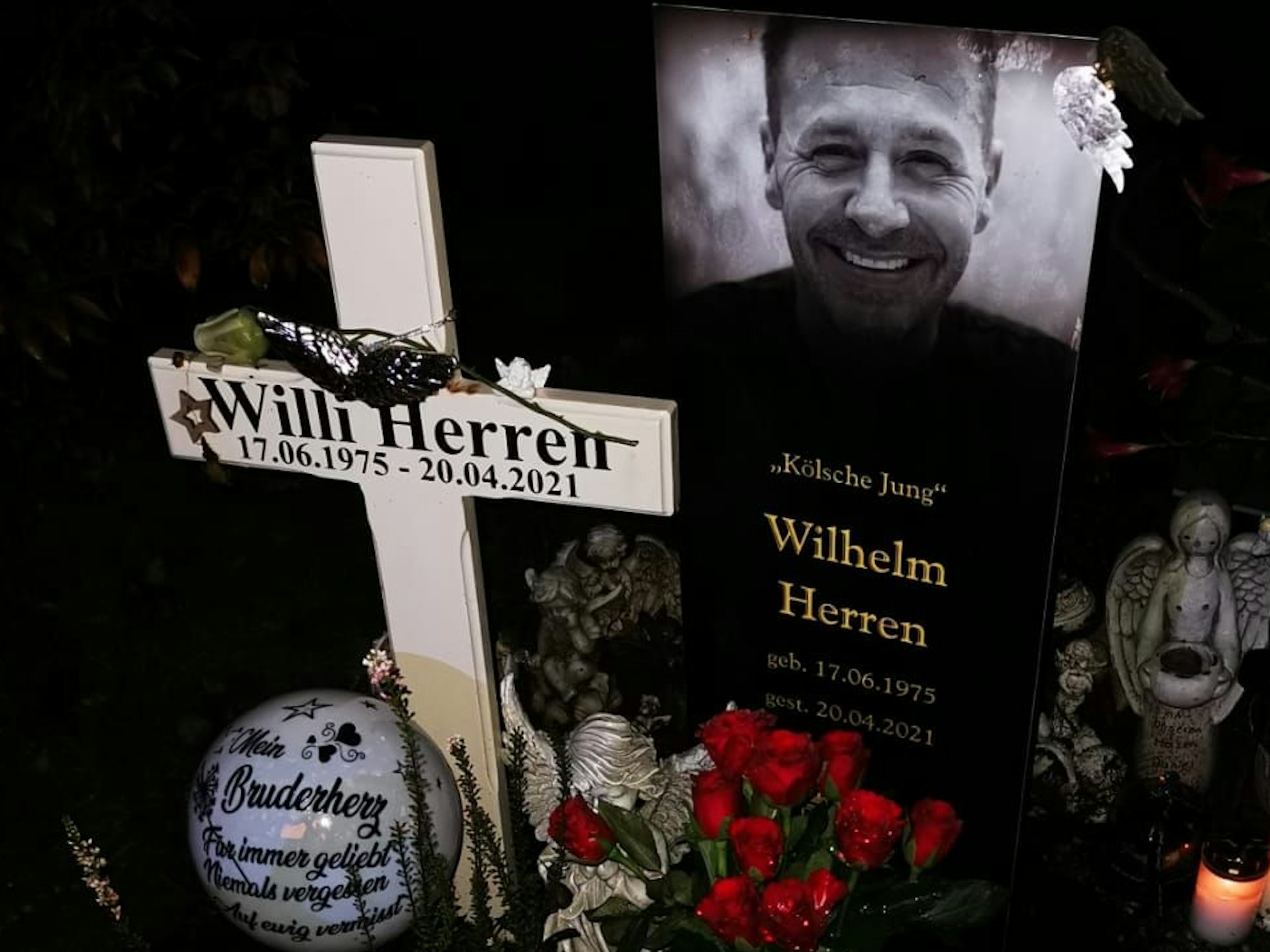 Grabstätte von Willi Herren am Abend des 12.10.2021