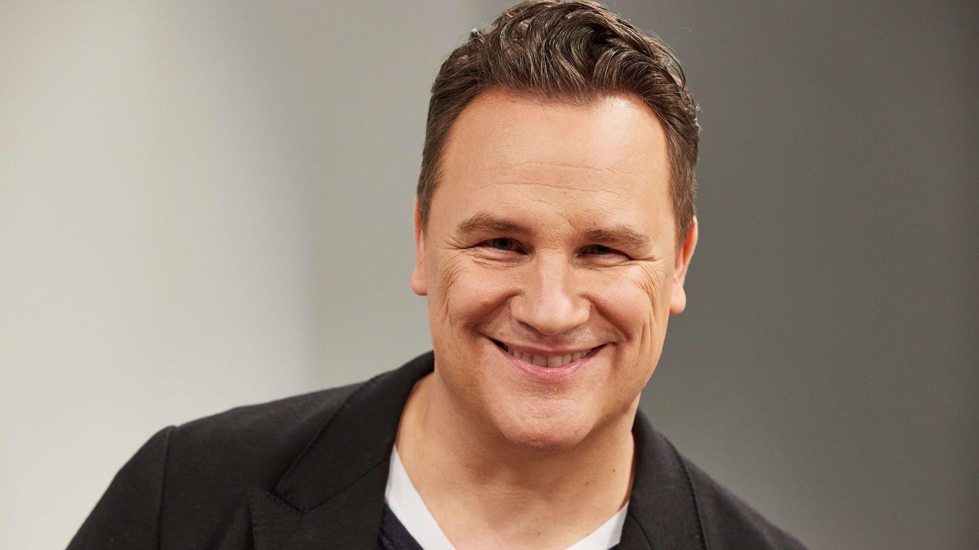 Guido Maria Kretschmer, Designer, lächelt nach der Aufzeichnung des Live-Talks von L'Oreal Paris „We celebrate Women“ am 23. Feburar 2021 in einem Filmstudio.
