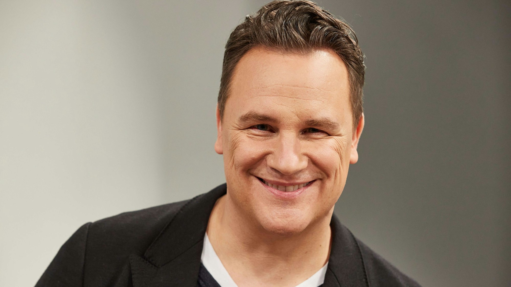 Guido Maria Kretschmer, Designer, lächelt nach der Aufzeichnung des Live-Talks von L'Oreal Paris „We celebrate Women“ am 23. Feburar 2021 in einem Filmstudio.