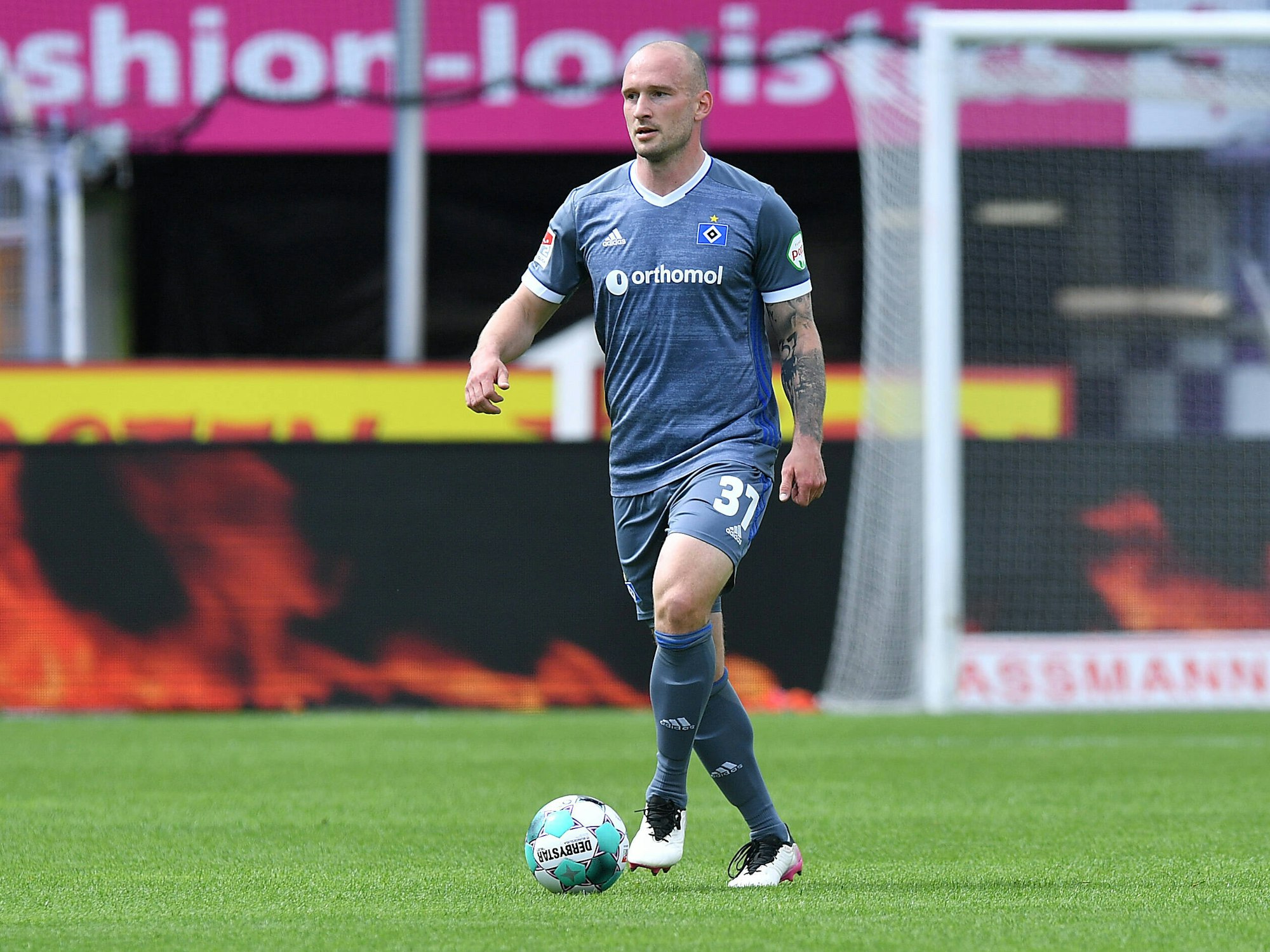 Toni Leistner führt den Ball im Spiel gegen den VFL Osnabrück am 33. Spieltag der Zweitliga-Saison 2020/21.