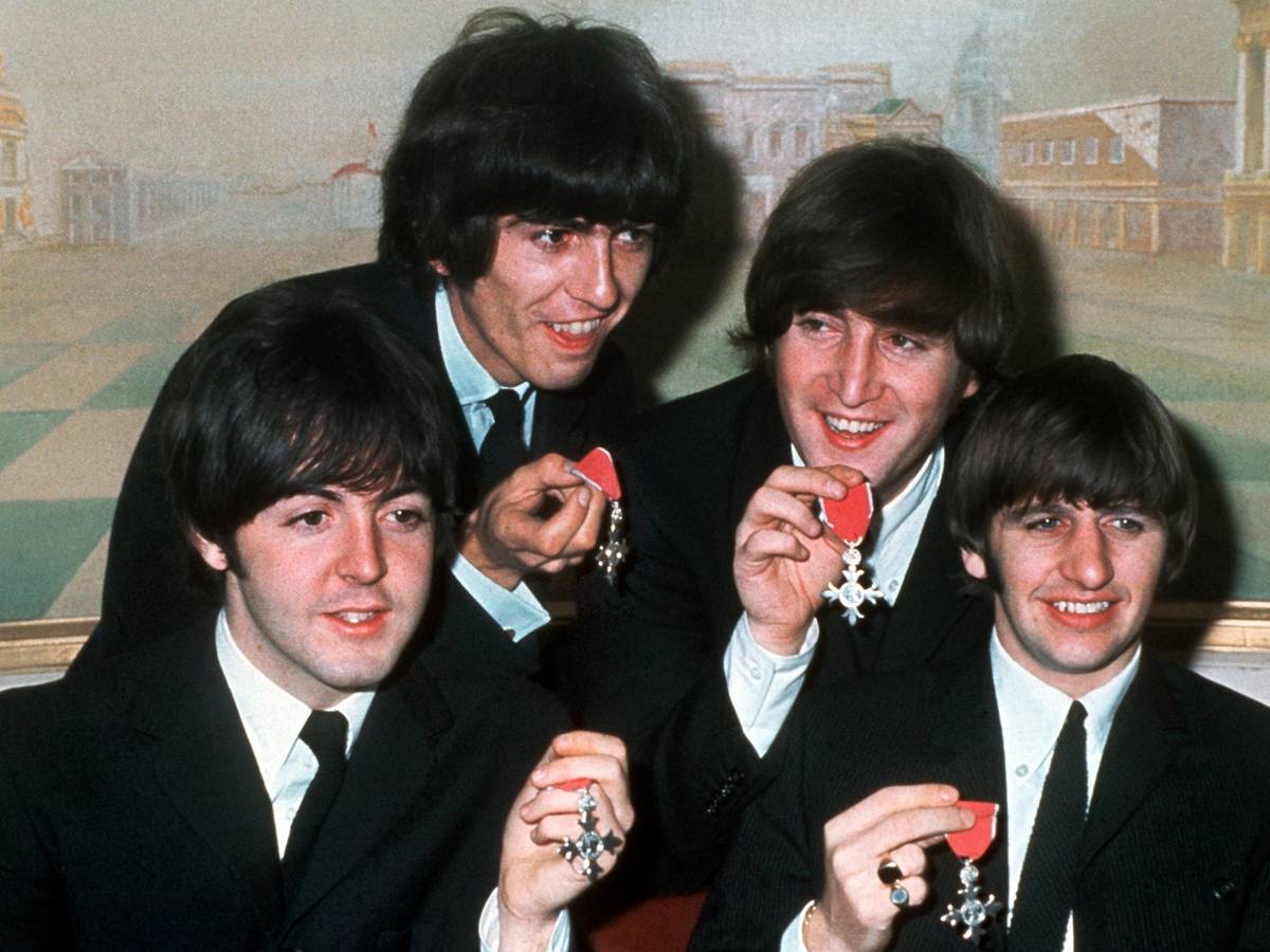 Die britische Popgruppe „The Beatles“ (v.l.) Paul McCartney, George Harrison, John Lennon und Ringo Starr mit den Orden „Member of the Order of the British Empire“ auf einem Foto vom 26. Oktober 1965.