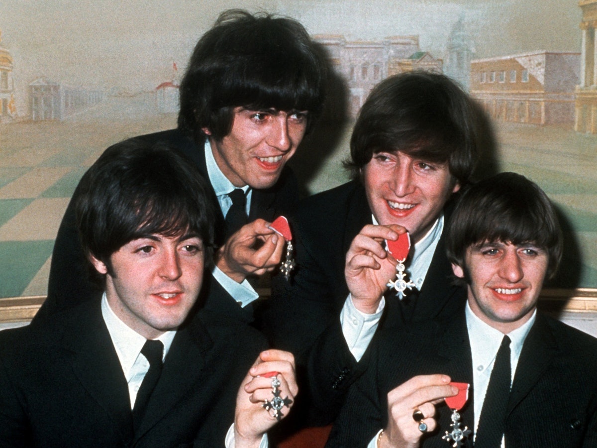 Die britische Popgruppe „The Beatles“ (v.l.) Paul McCartney, George Harrison, John Lennon und Ringo Starr mit den Orden „Member of the Order of the British Empire“ auf einem Foto vom 26. Oktober 1965.