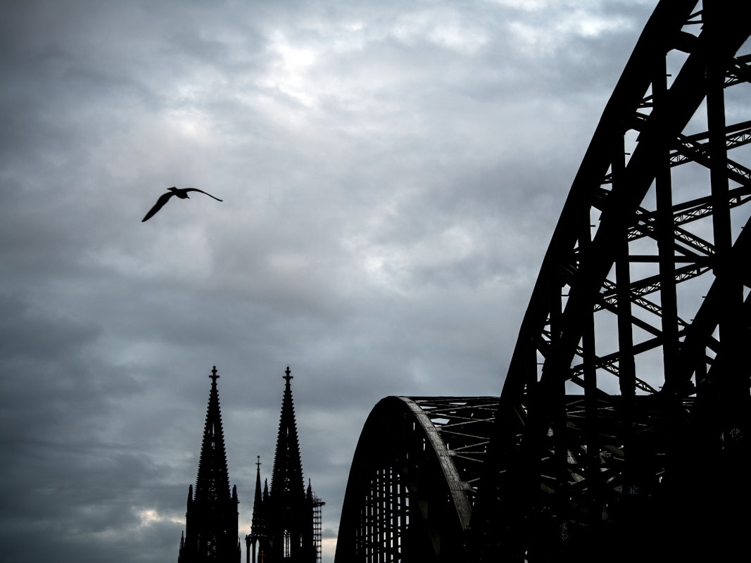 Es wird ungemütlich und kalt in NRW (hier ein Archivfoto von Wolken über dem Kölner Dom).