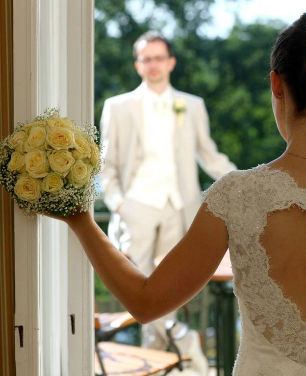 Ärger auf Hochzeit: Fotografin darf nicht essen und trinken, also löscht sie alle Hochzeitsfotos.