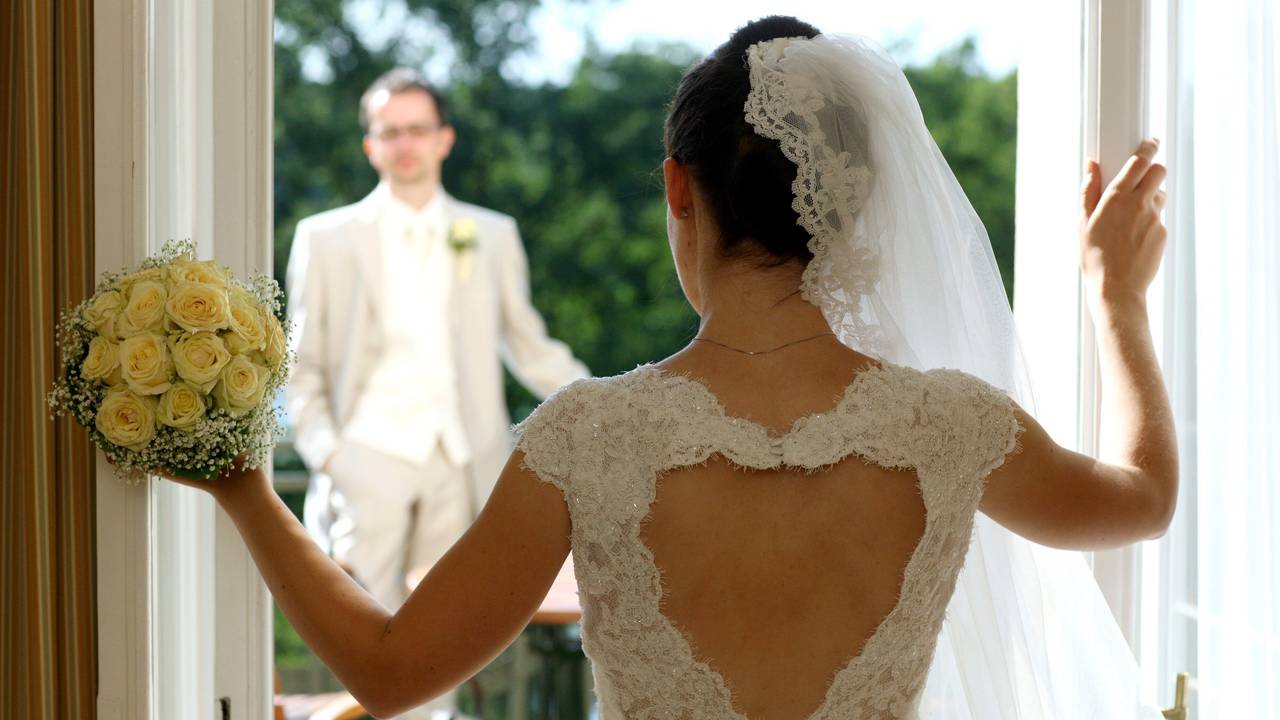 Ärger auf Hochzeit: Fotografin darf nicht essen und trinken, also löscht sie alle Hochzeitsfotos.