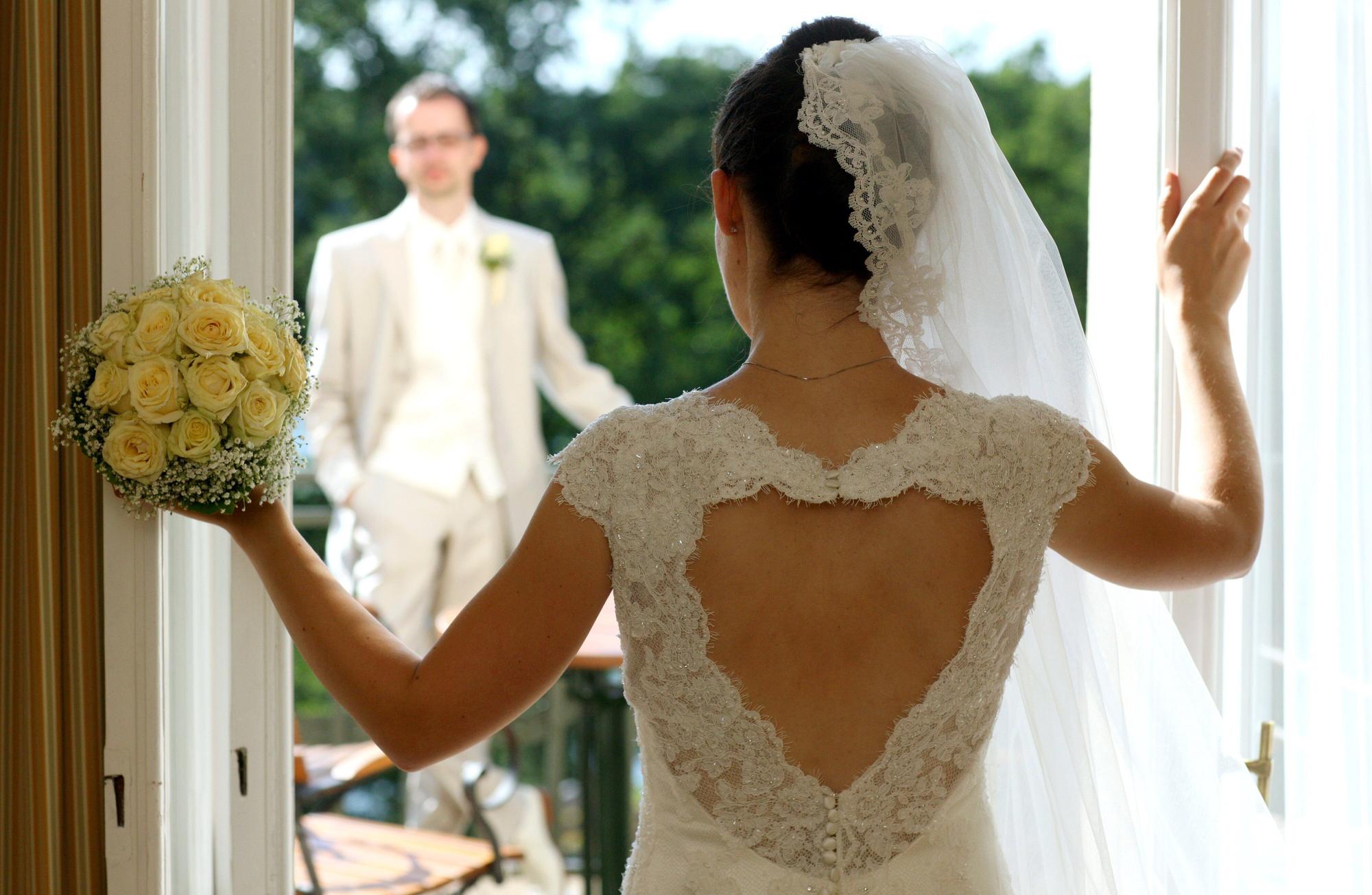 Ärger auf Hochzeit: Fotografin darf nicht essen und trinken, also löscht sie alle Hochzeitsfotos.