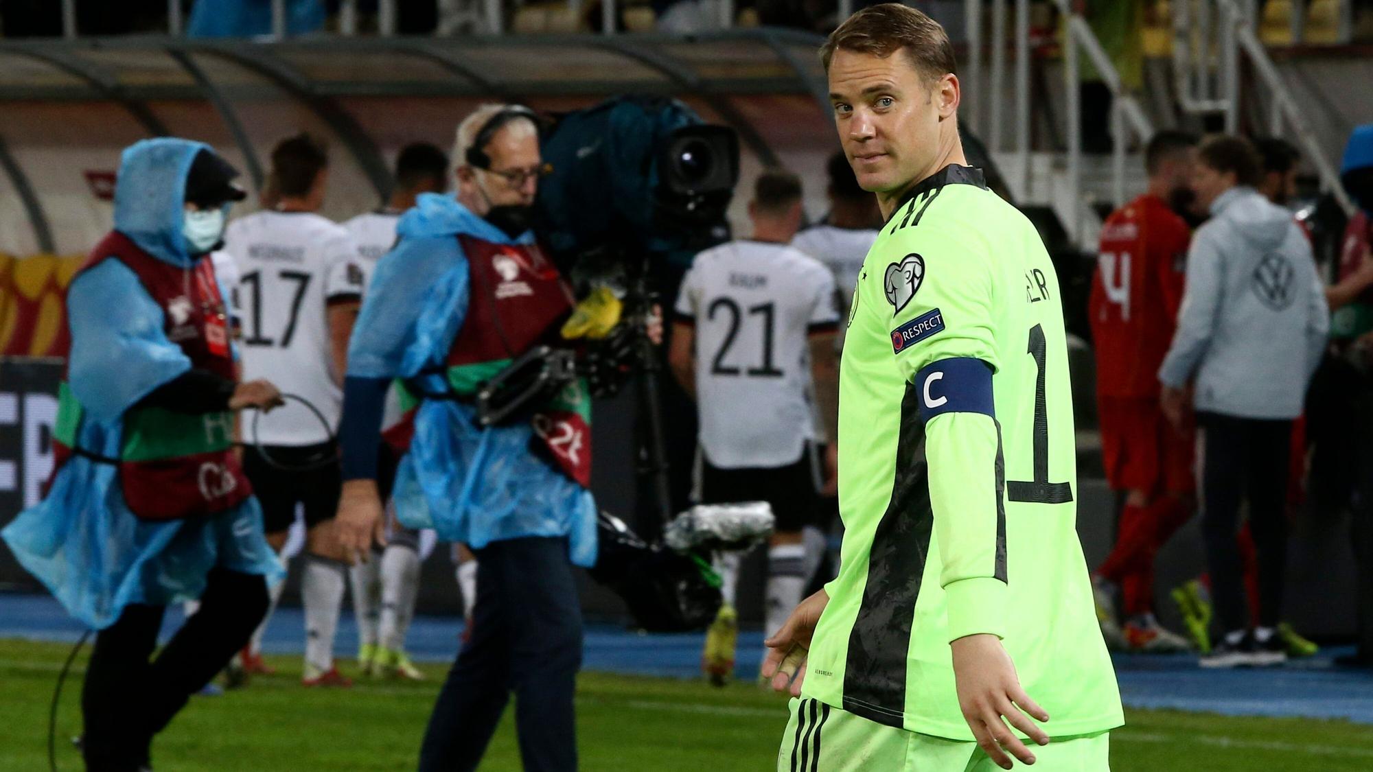 Manuel Neuer wirft einen Blick über die Schulter.