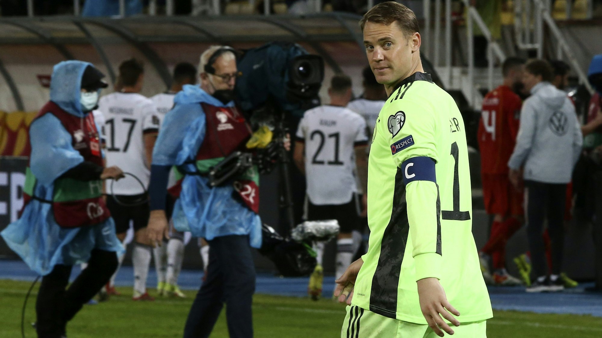 Manuel Neuer wirft einen Blick über die Schulter.