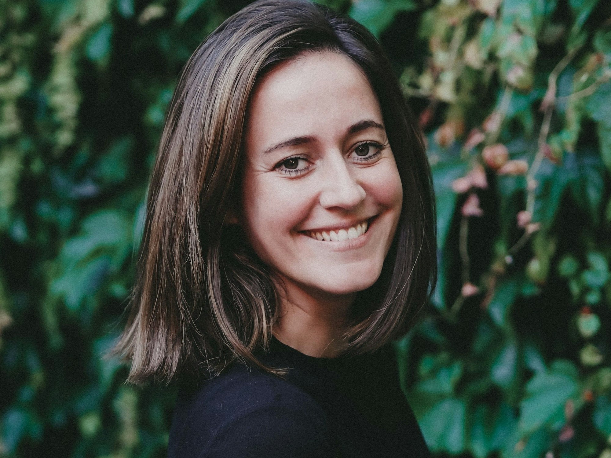 Suchtberaterin Julia Thormann lächelt in die Kamera.