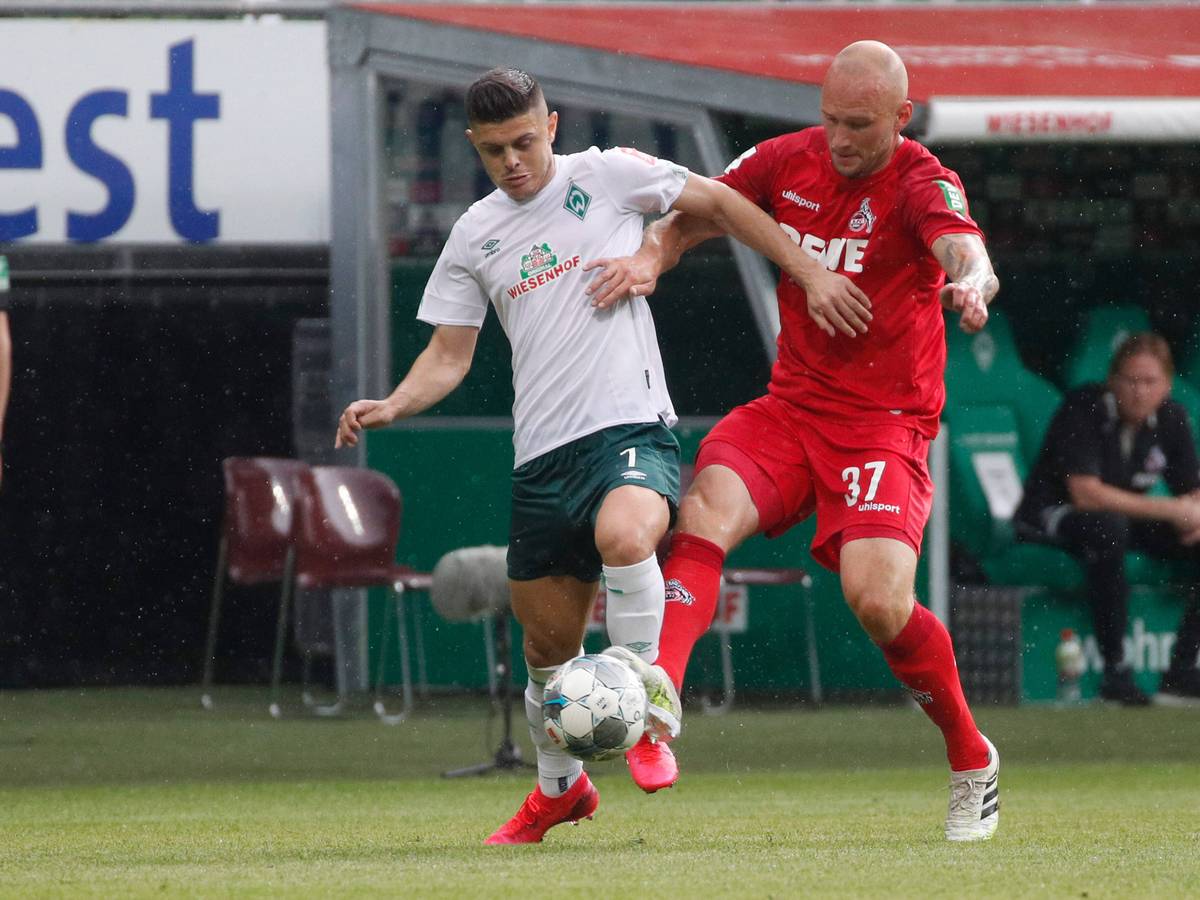 Toni Leistner für den 1. FC Köln und Milot Rashica für Werder Bremen liefern sich einen Zweikampf um den Ball.