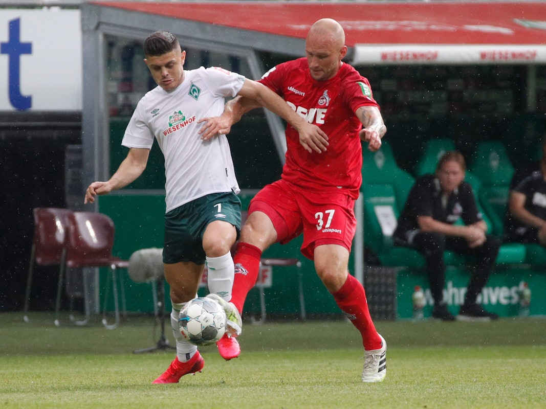 Toni Leistner für den 1. FC Köln und Milot Rashica für Werder Bremen liefern sich einen Zweikampf um den Ball.