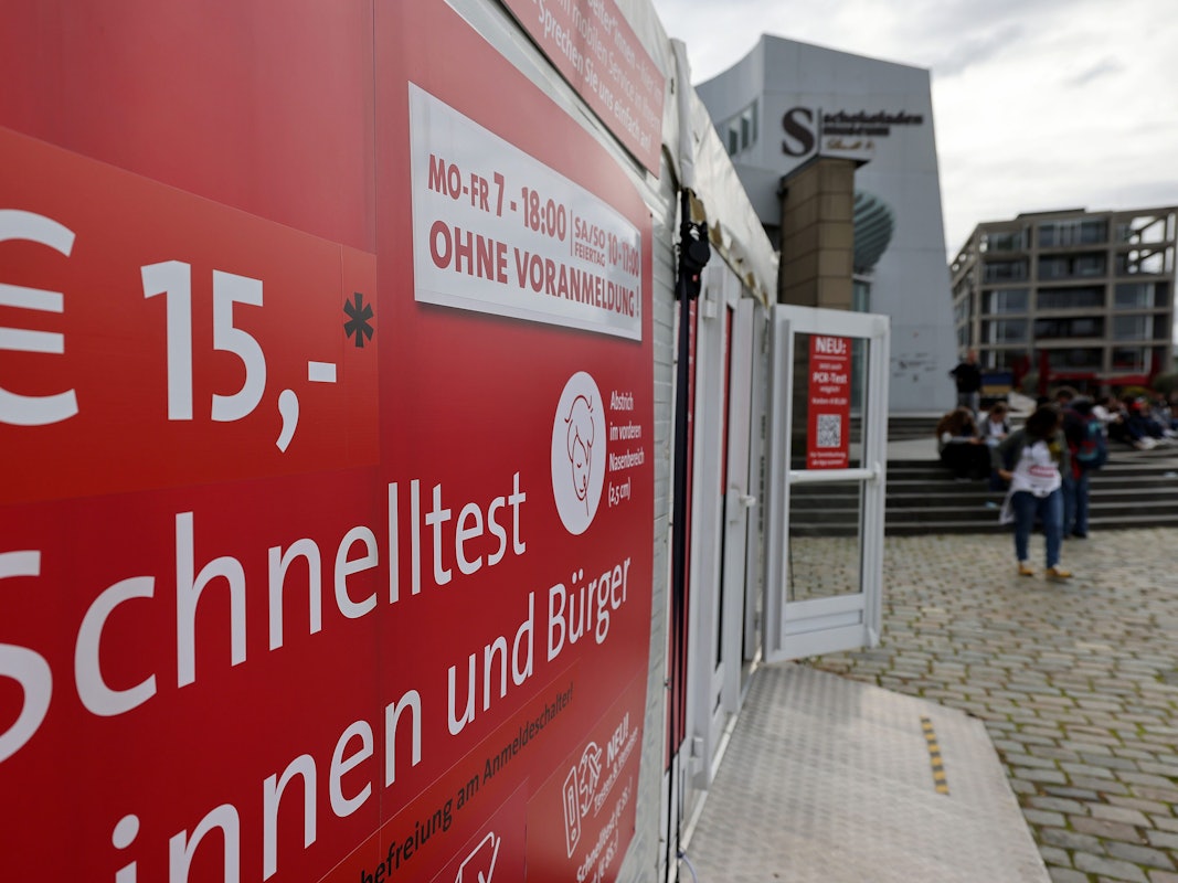 Ein Schild an einem Testzentrum am Kölner Schokoladenmuseum
