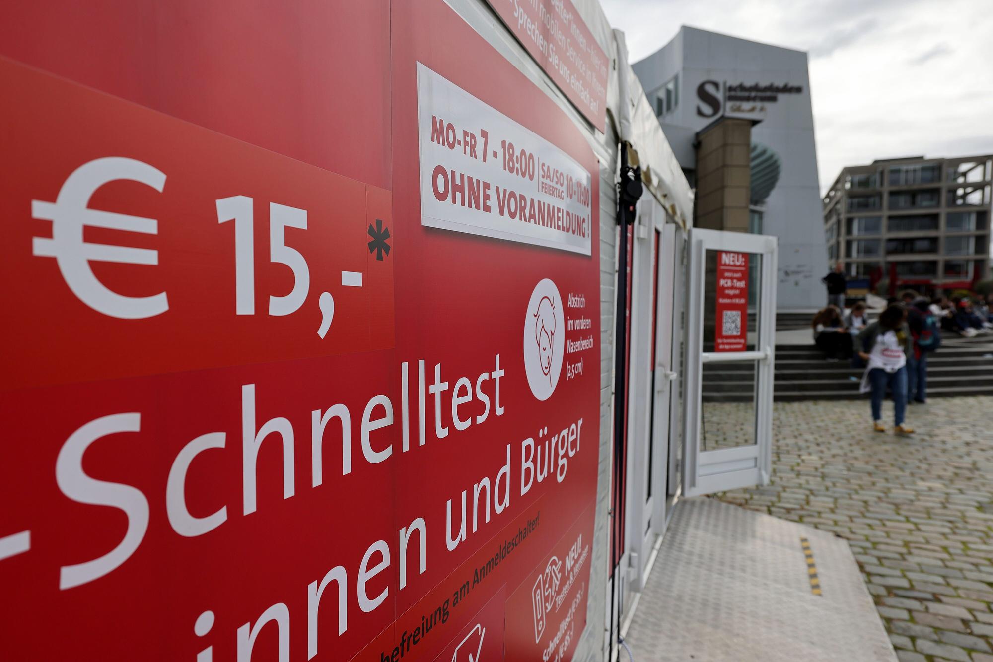 Ein Schild an einem Testzentrum am Kölner Schokoladenmuseum