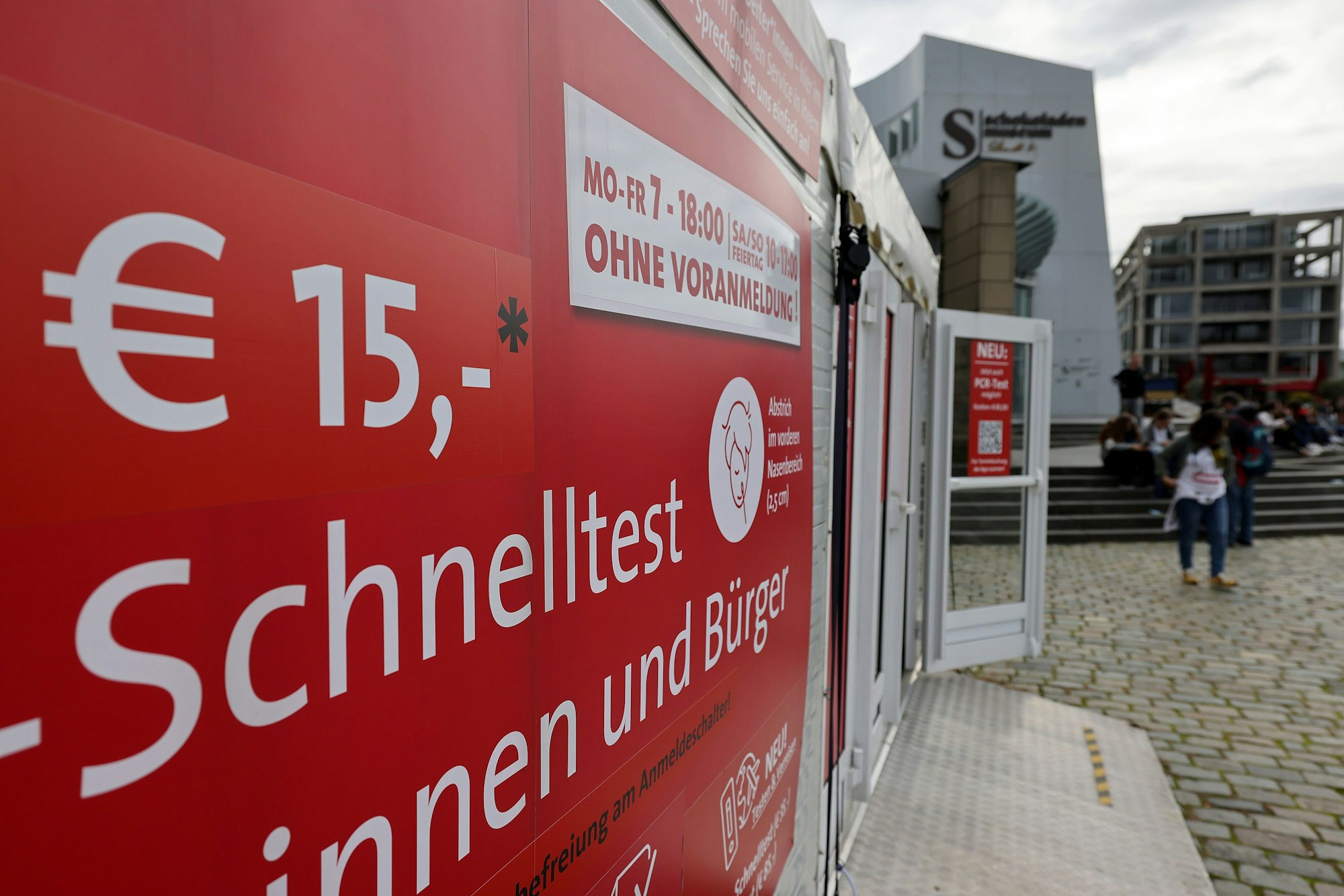 Ein Schild an einem Testzentrum am Kölner Schokoladenmuseum