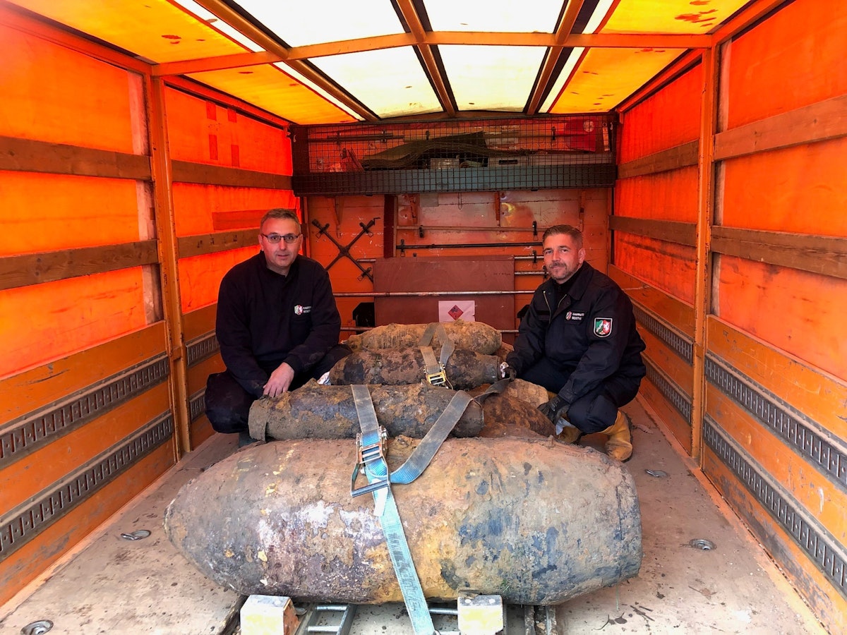 Entschärfte Bomben liegen auf einer Ladefläche eines Lastwagen.
