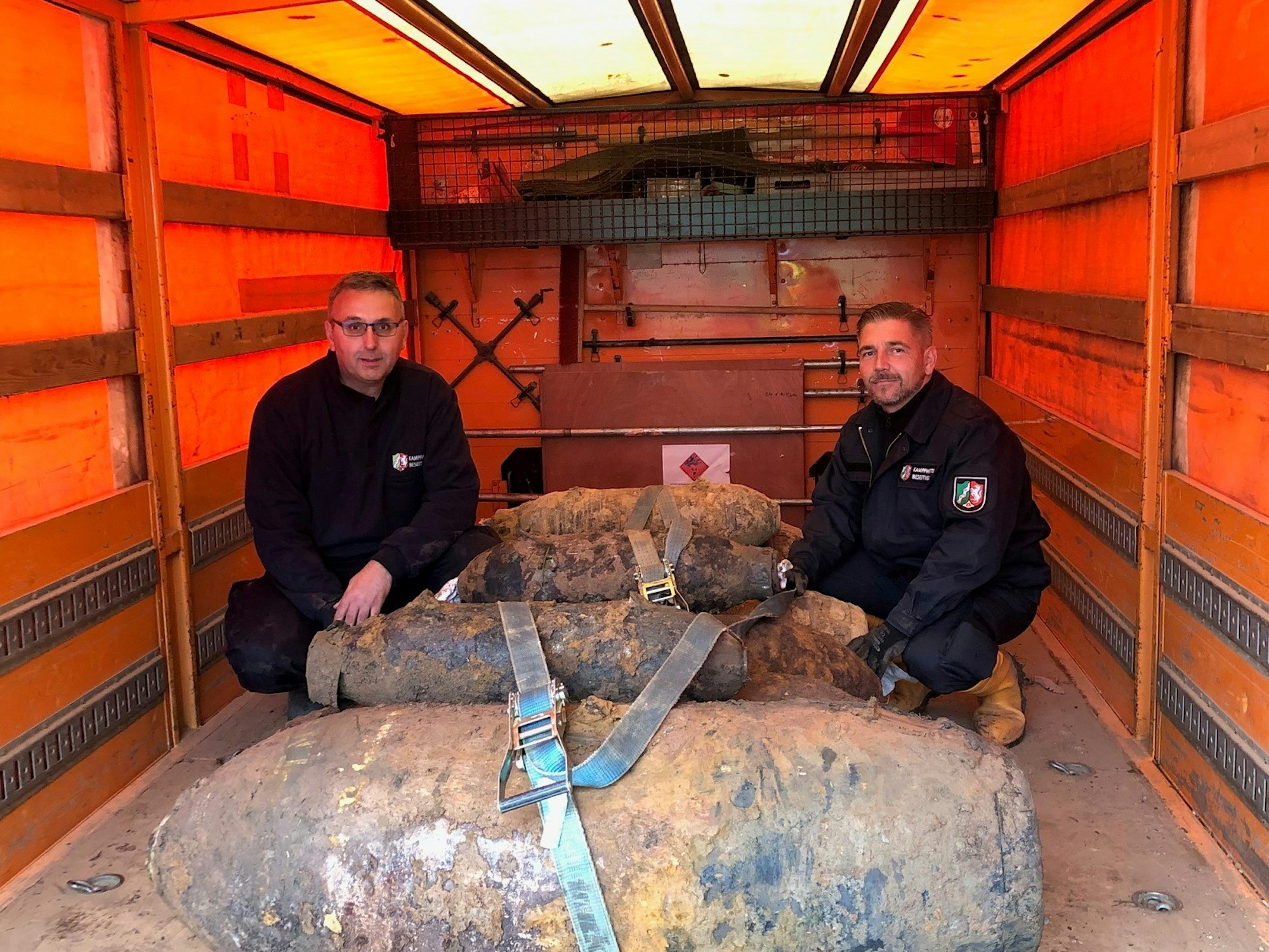 Entschärfte Bomben liegen auf einer Ladefläche eines Lastwagen.