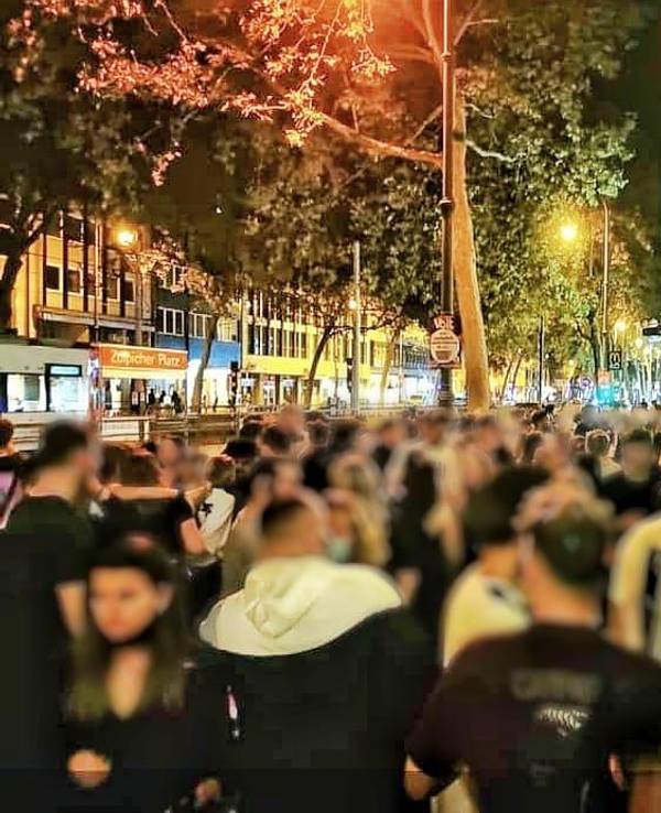 Menschen stehen vor dem Kölner Studentenclub Das Ding