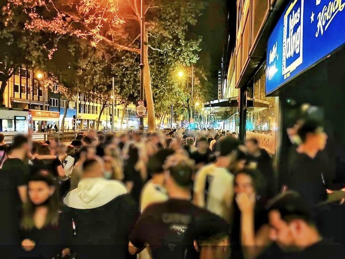 Menschen stehen vor dem Kölner Studentenclub Das Ding