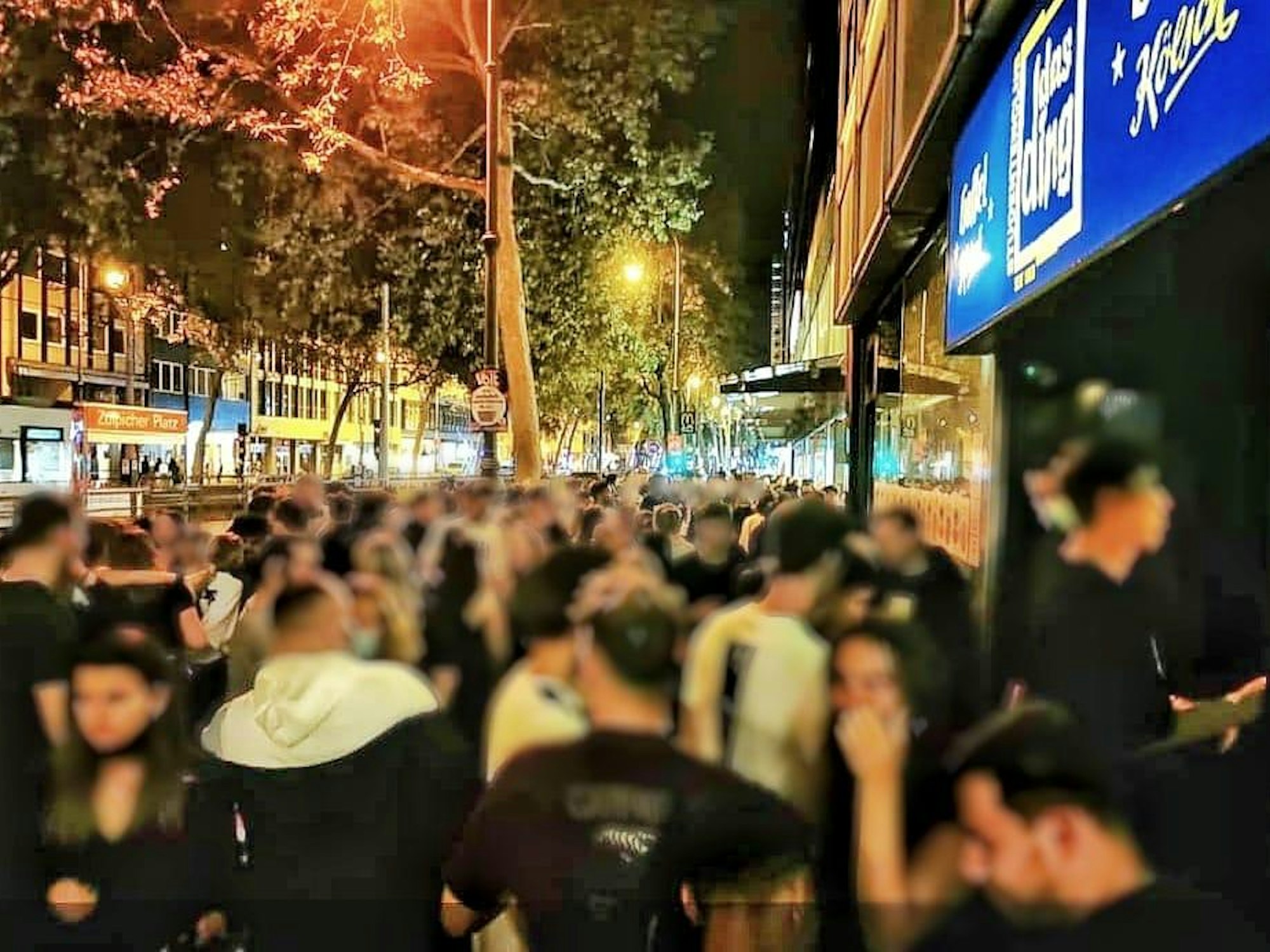 Menschen stehen vor dem Kölner Studentenclub Das Ding