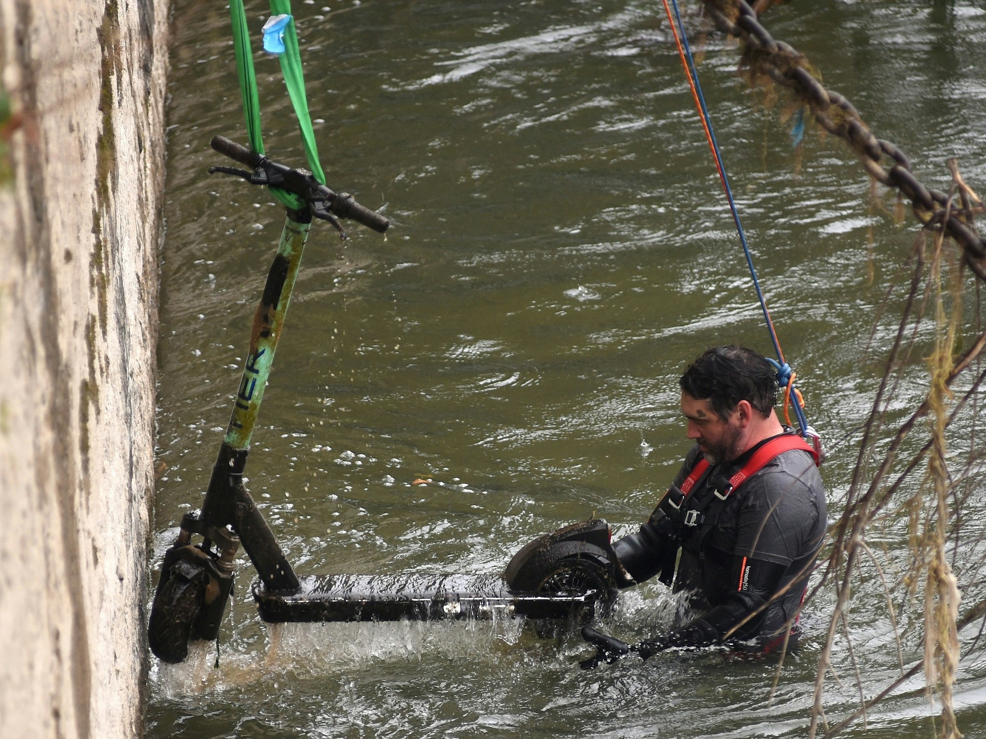 E-Scooter Bergung von K.R.A.K.E & PSM am linksseitigen Rheinufer unter der Hohenzollernbrücke.