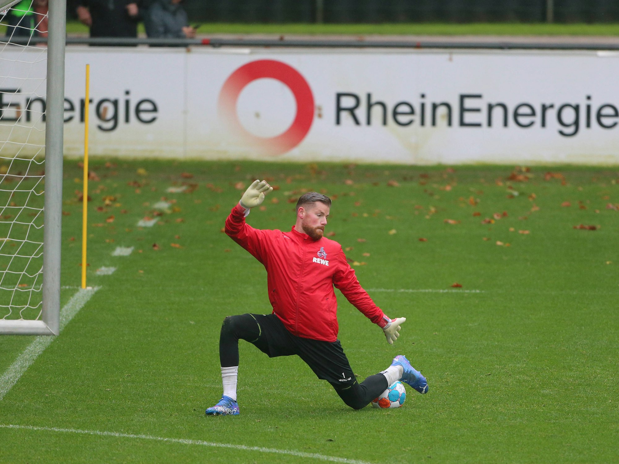 Timo Horn pariert im Training mit dem Bein den Ball Richtung Tor.