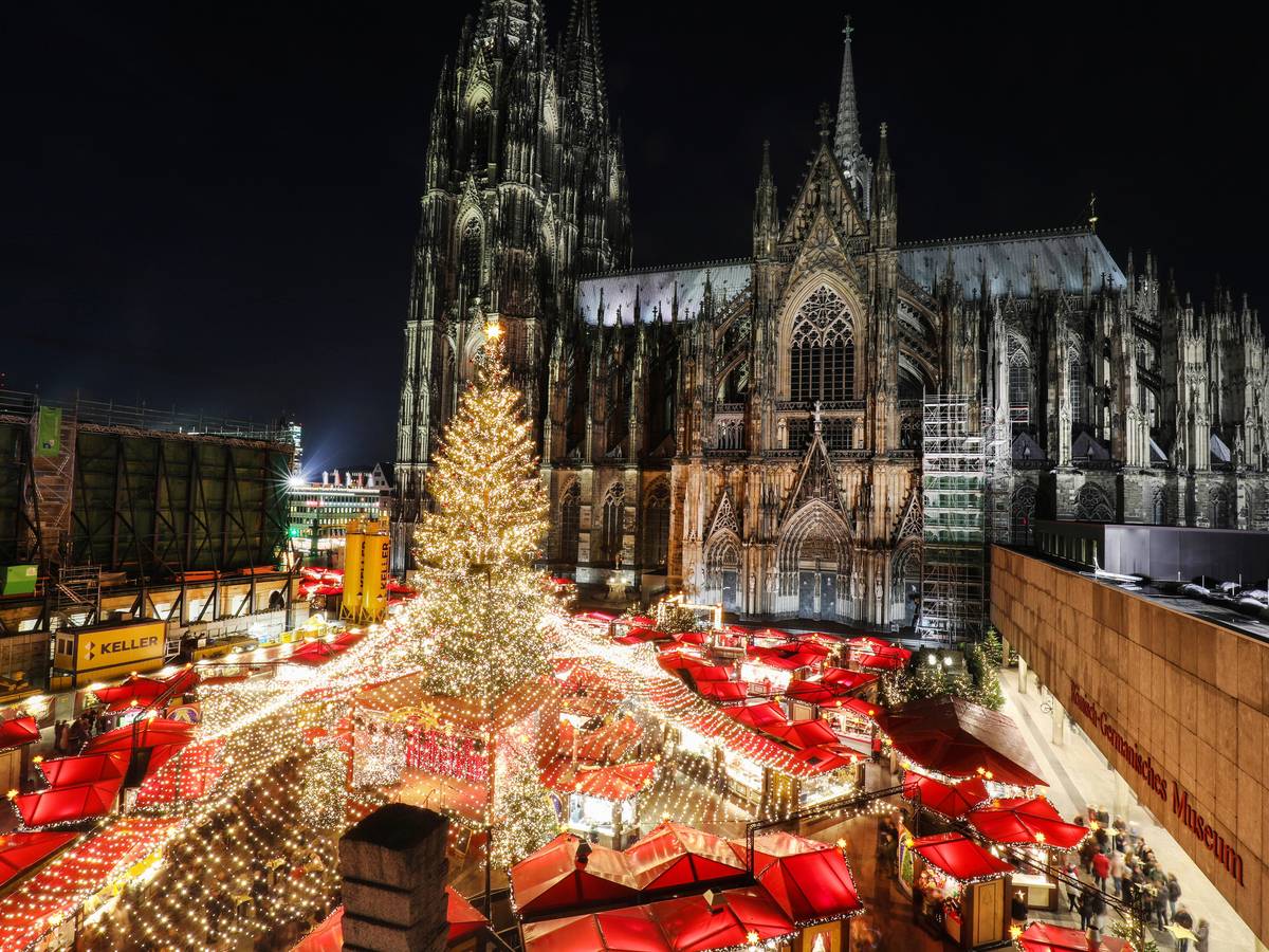 Der Kölner Weihnachtsmarkt auf dem Roncalliplatz vor dem Dom.