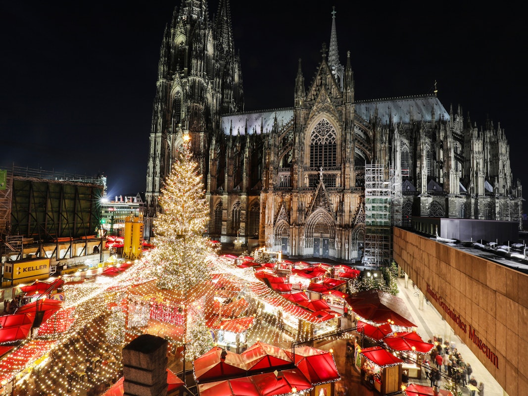 Der Kölner Weihnachtsmarkt auf dem Roncalliplatz vor dem Dom.