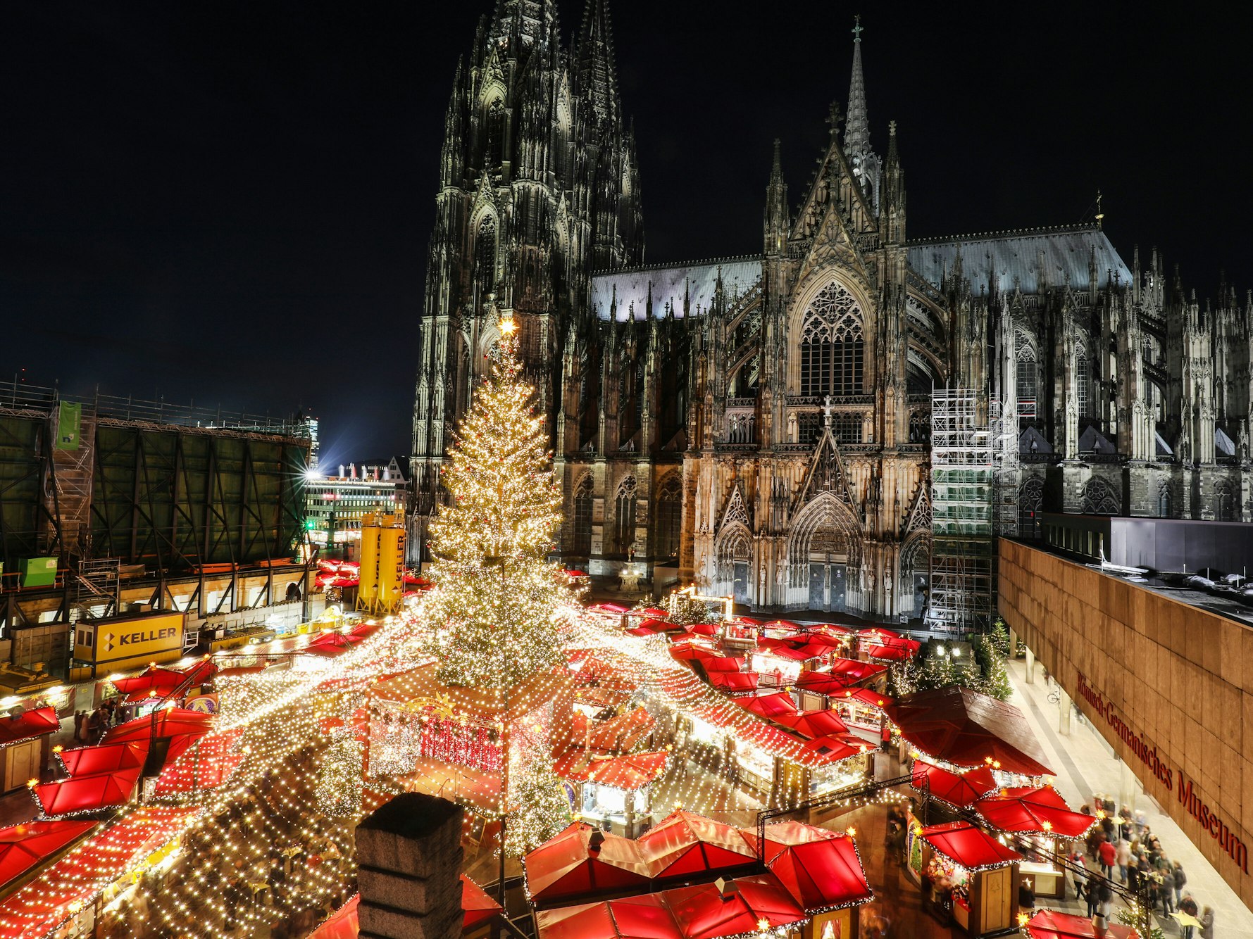 Der Kölner Weihnachtsmarkt auf dem Roncalliplatz vor dem Dom.