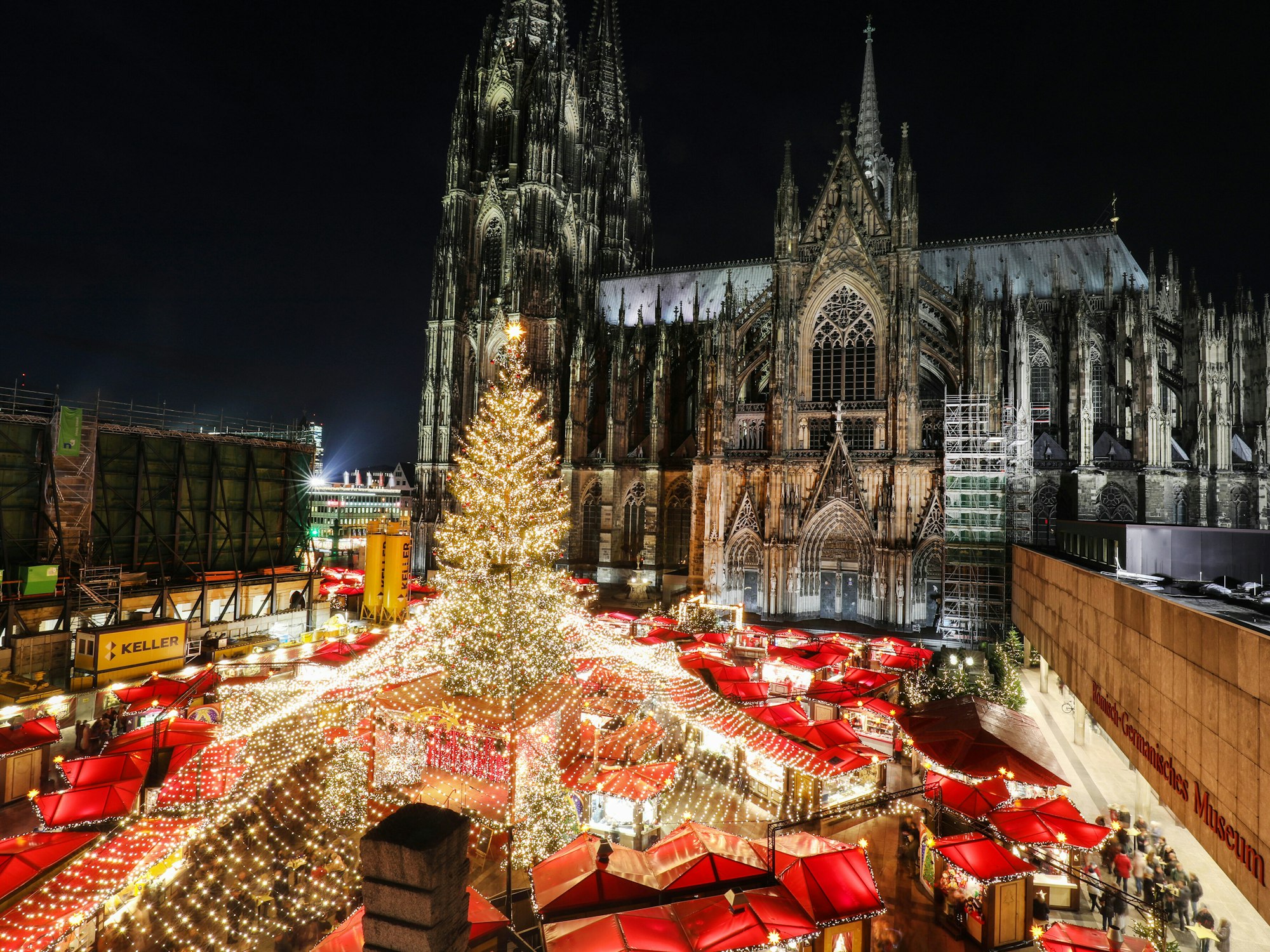 Der Kölner Weihnachtsmarkt auf dem Roncalliplatz vor dem Dom.