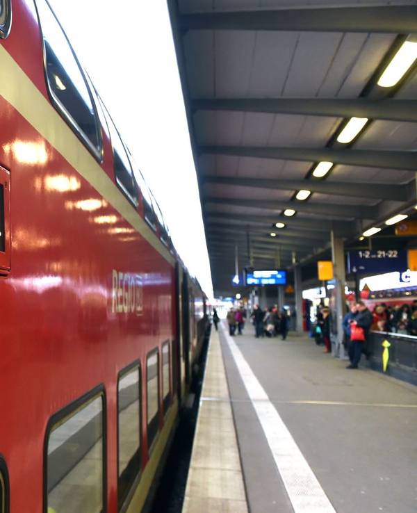 Ein Nahverkehrszug RE1 steht im Bahnhof.