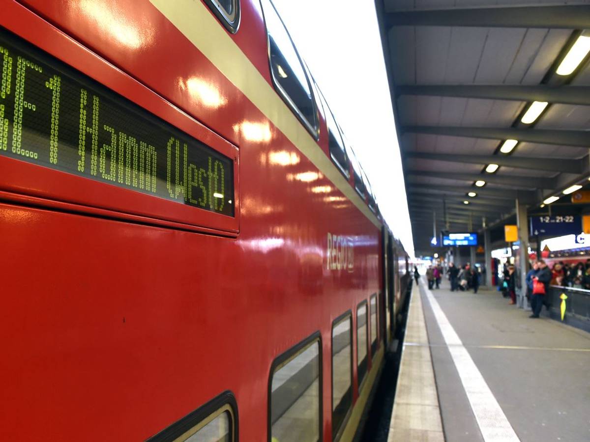 Ein Nahverkehrszug RE1 steht im Bahnhof.