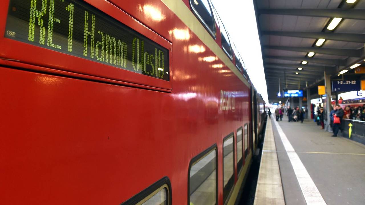 Ein Nahverkehrszug RE1 steht im Bahnhof.