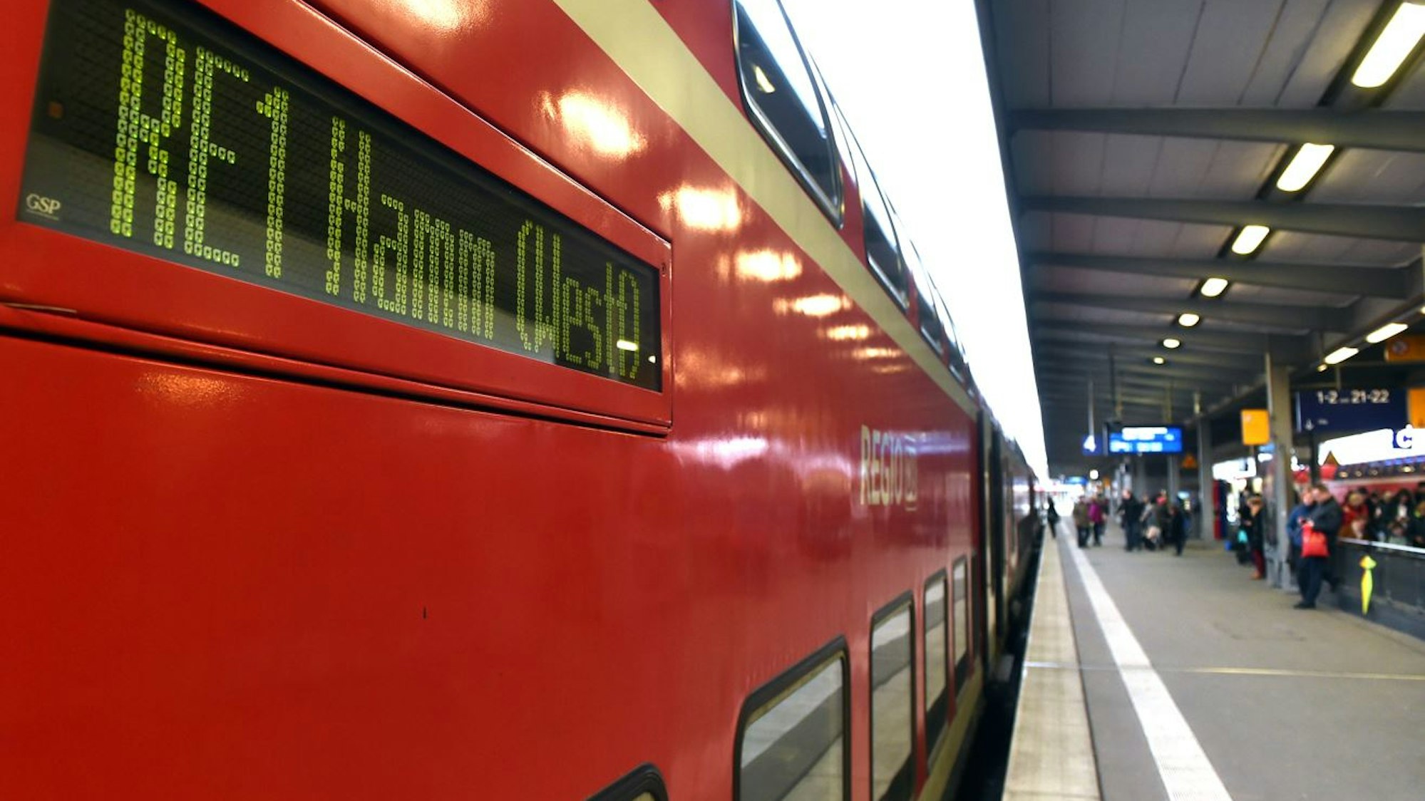 Ein Nahverkehrszug RE1 steht im Bahnhof. Im Bereich Köln-Mülheim liegt ein Baum auf den Gleisen.