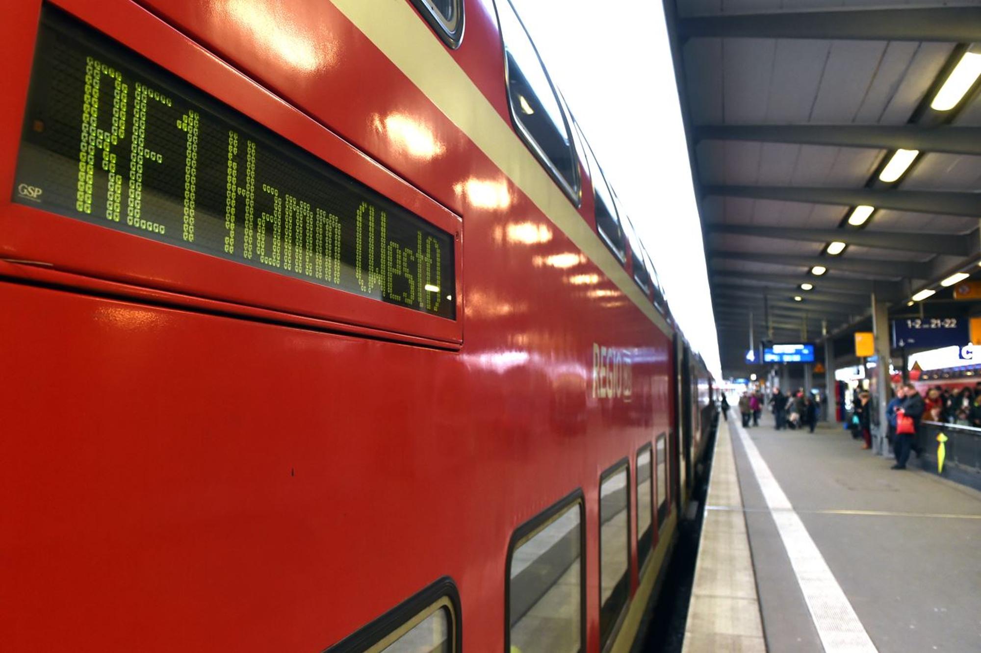 Ein Nahverkehrszug RE1 steht im Bahnhof.