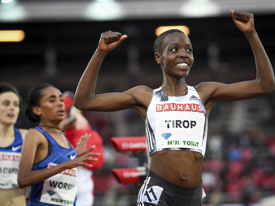 Agnes Tirop reißt nach einem Langestreckenlauf die Arme hoch.
