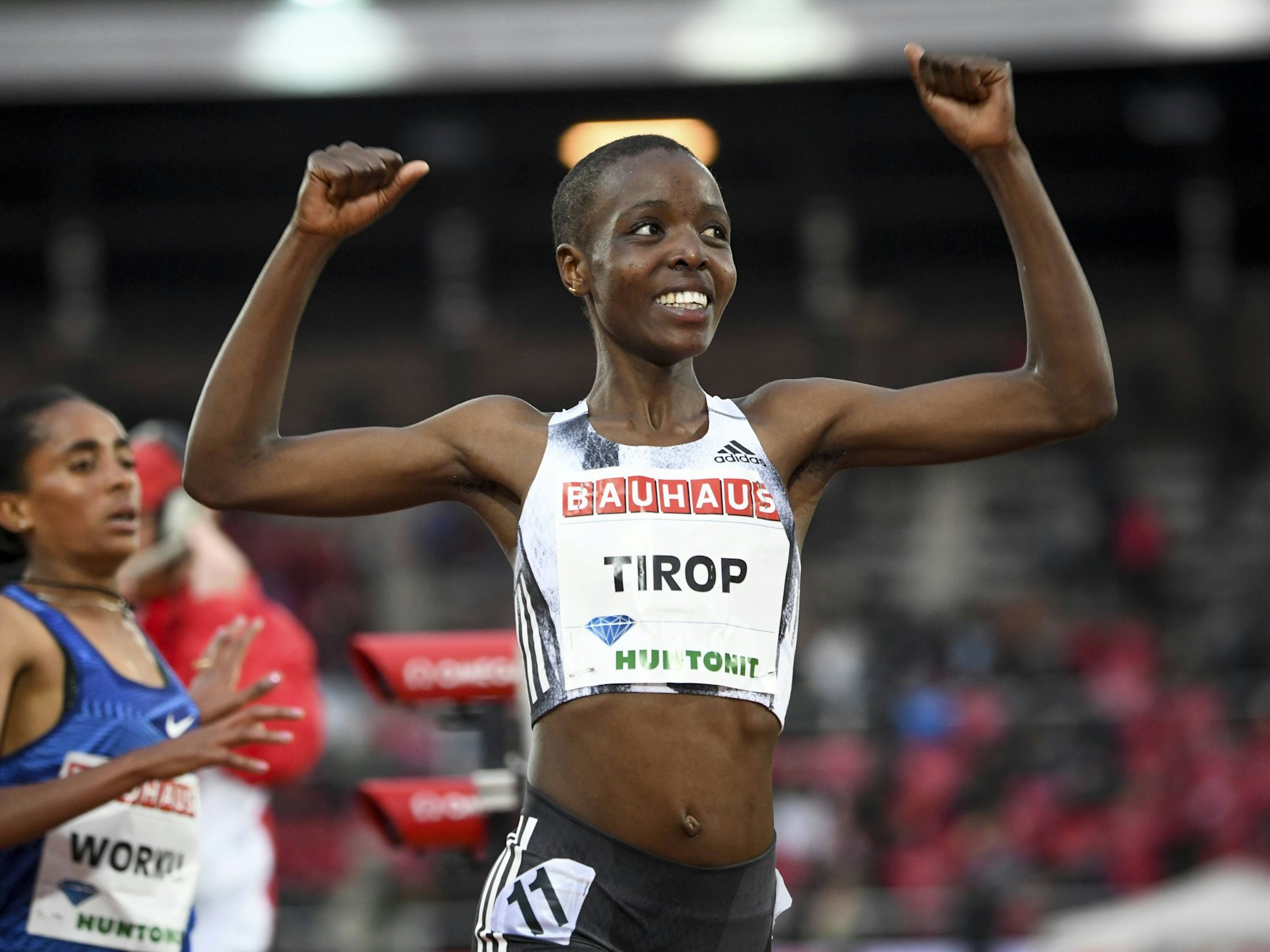 Agnes Tirop reißt nach einem Langestreckenlauf die Arme hoch.