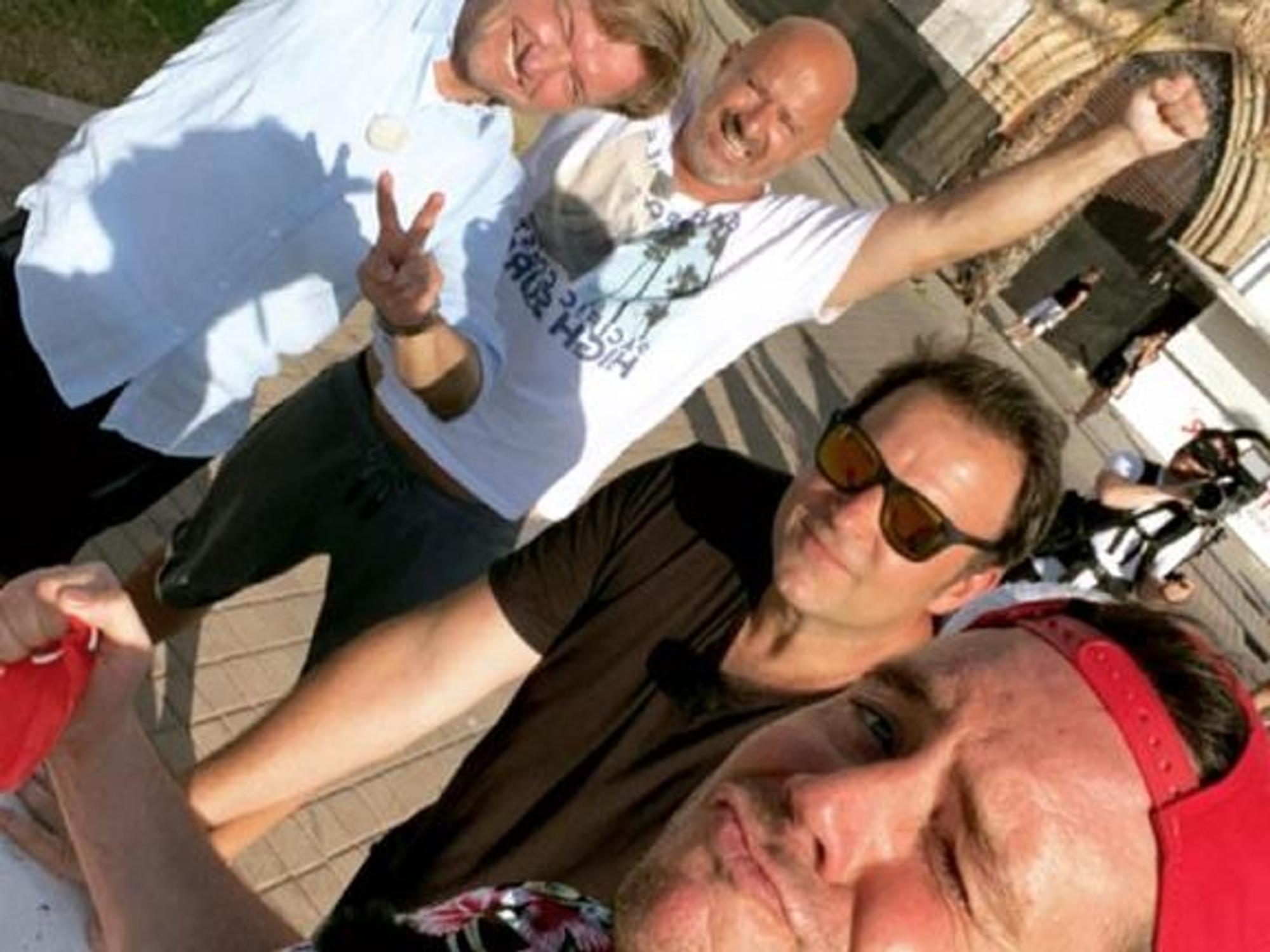 Lorenz Büffel mit Freunden am Ballermann im Sommer 2021.