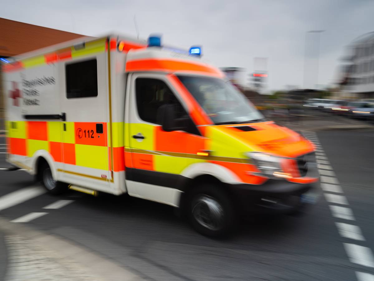 Tödlicher Unfall: Schulbus in Bayern erfasst 81-jährige Frau.