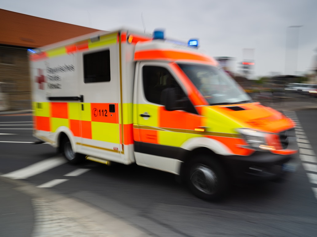 Tödlicher Unfall: Schulbus in Bayern erfasst 81-jährige Frau.