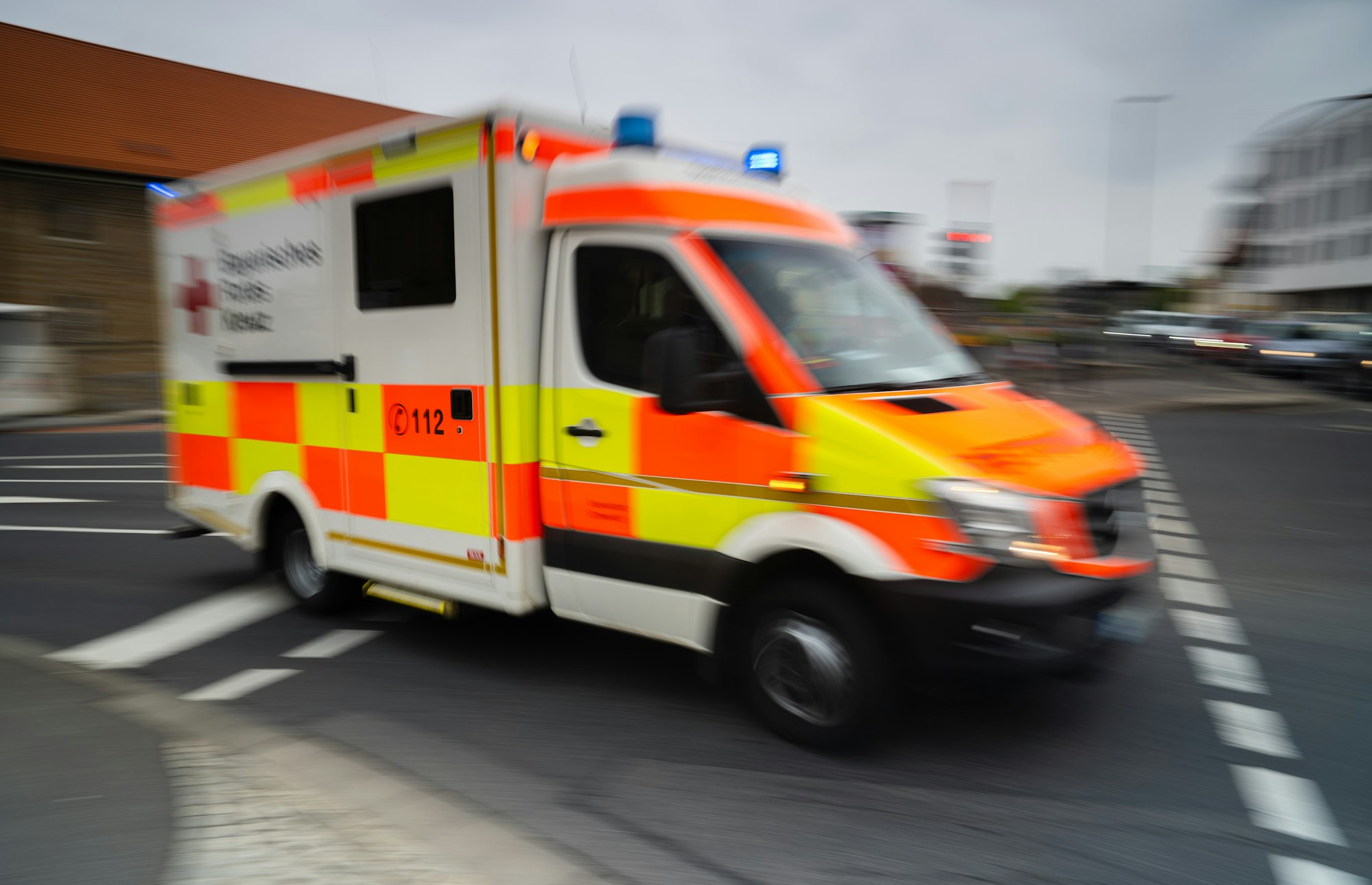 Tödlicher Unfall: Schulbus in Bayern erfasst 81-jährige Frau.