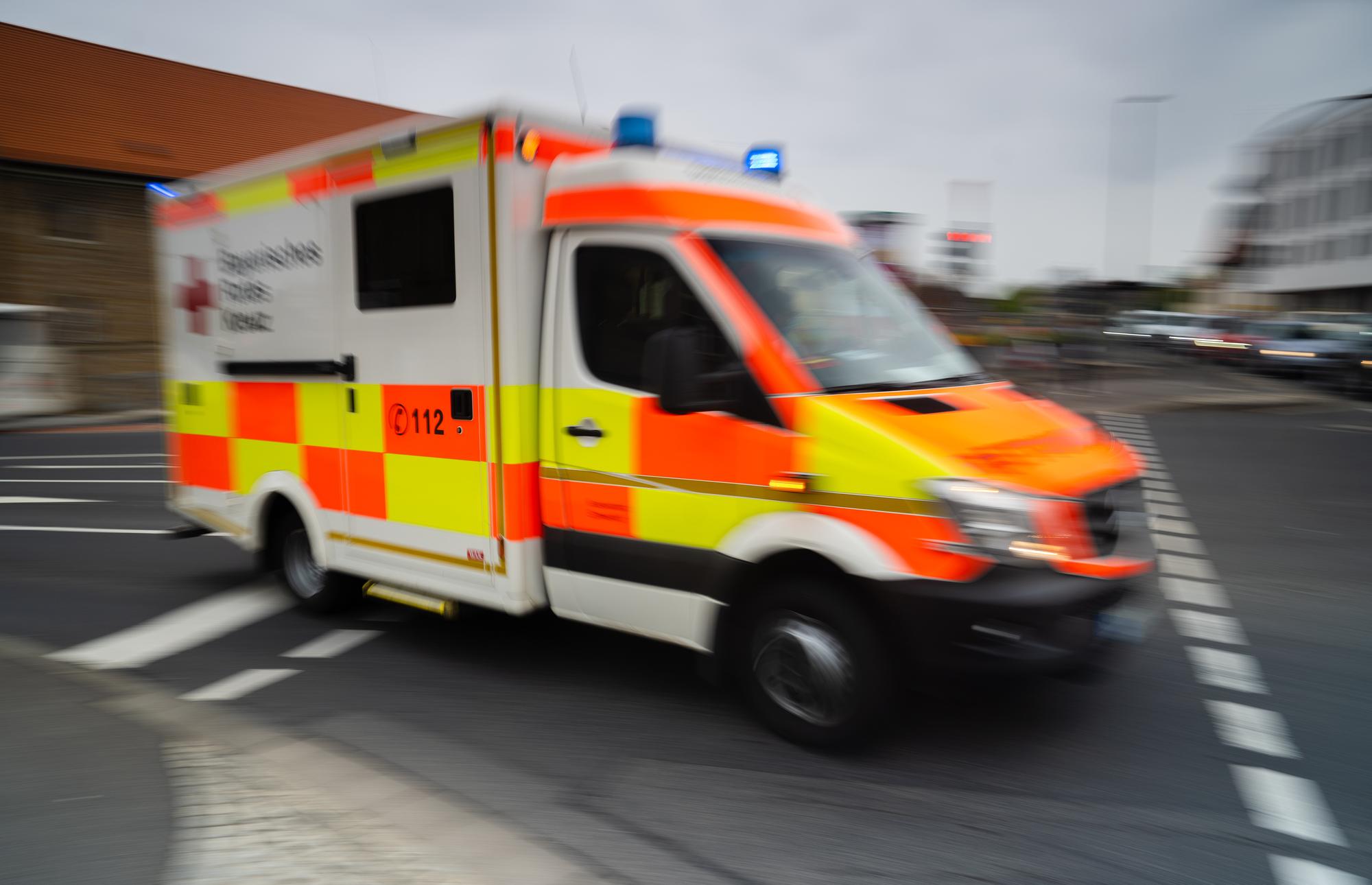 Tödlicher Unfall: Schulbus in Bayern erfasst 81-jährige Frau.