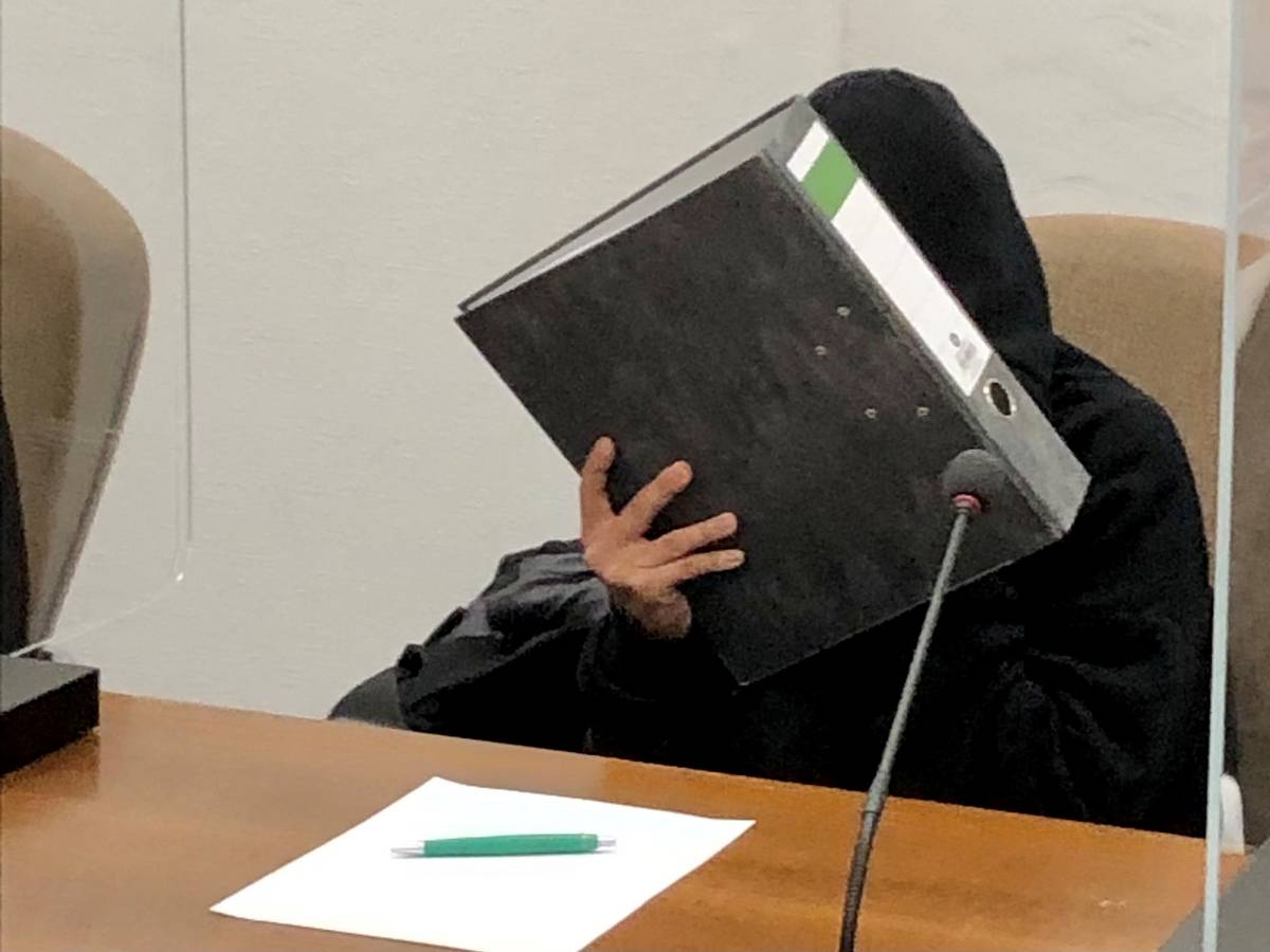 Prozessauftakt am 12.10.21 vor dem Kölner Landgericht: Eine 22-Jährige aus Kerpen ist wegen Totschlags angeklagt, sie soll ihr Neugeborenes erdrosselt haben.