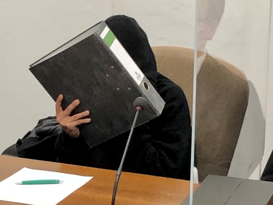 Prozessauftakt am 12.10.21 vor dem Kölner Landgericht: Eine 22-Jährige aus Kerpen ist wegen Totschlags angeklagt, sie soll ihr Neugeborenes erdrosselt haben.