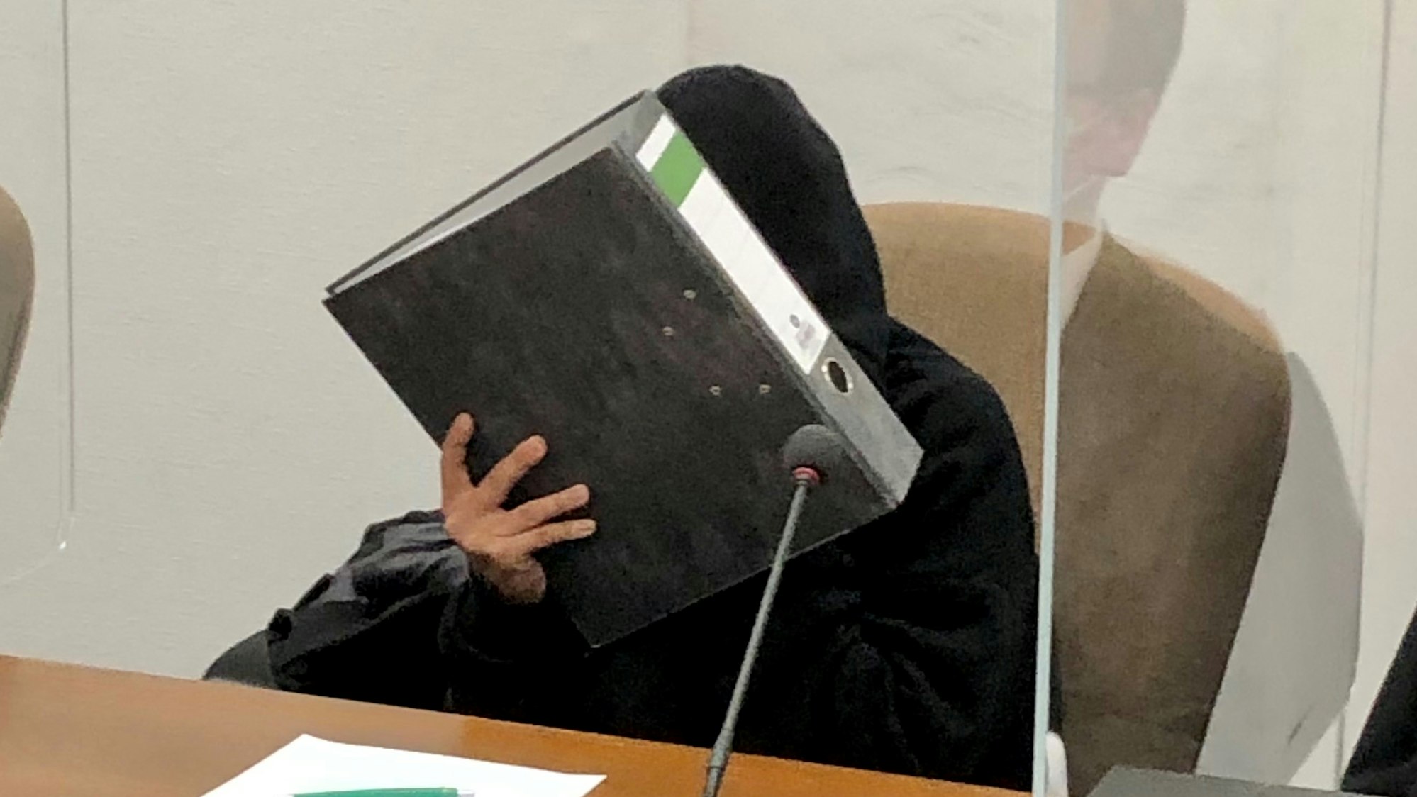 Prozessauftakt am 12.10.21 vor dem Kölner Landgericht: Eine 22-Jährige aus Kerpen ist wegen Totschlags angeklagt, sie soll ihr Neugeborenes erdrosselt haben.