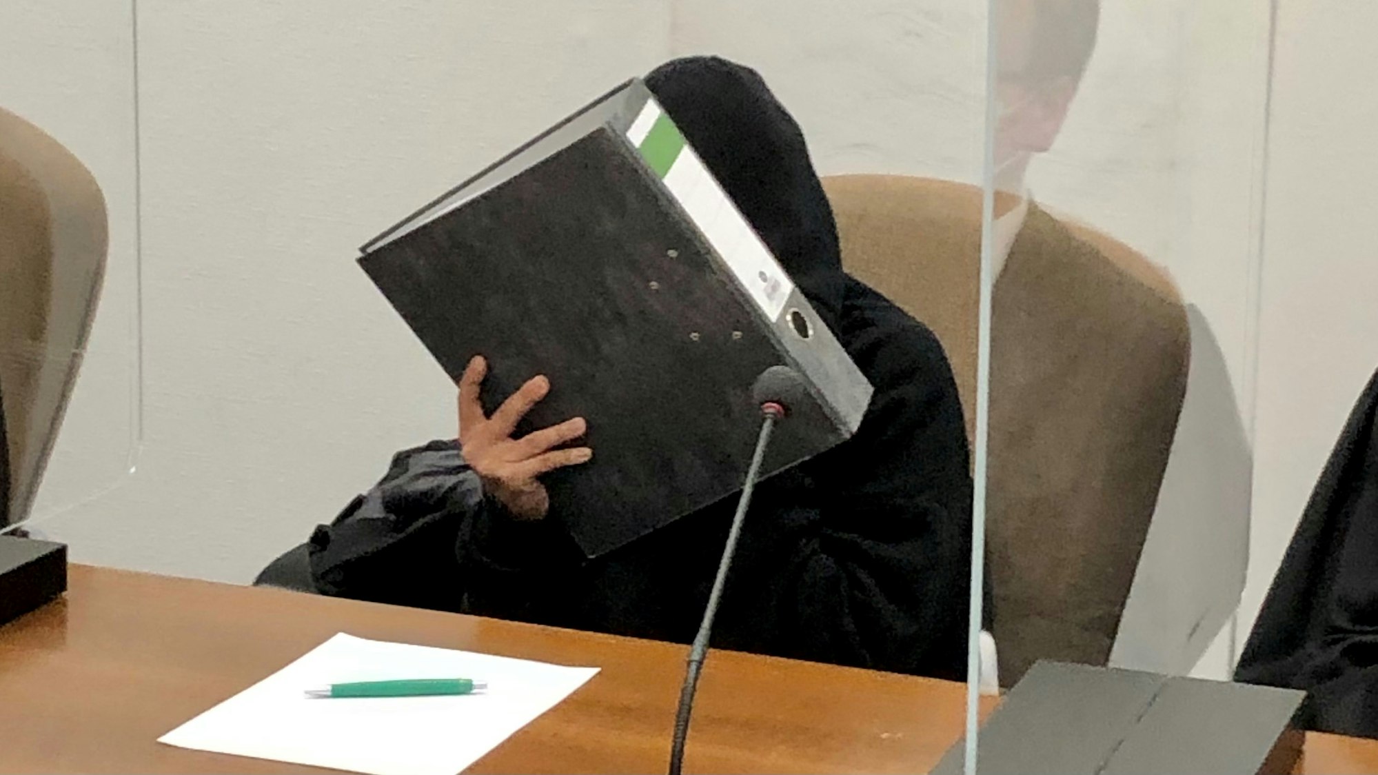 Eine 22-Jährige sitzt auf der Anklagebank im Kölner Landgericht.