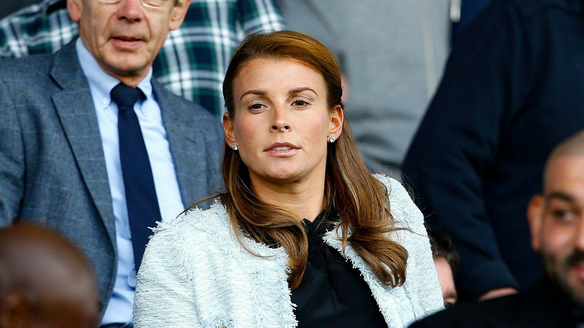 Coleen Rooney sitzt auf der Tribüne und schaut auf das Spielfeld.